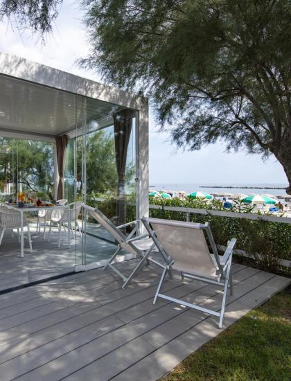 Terrazza moderna con vista mare, natura e relax.