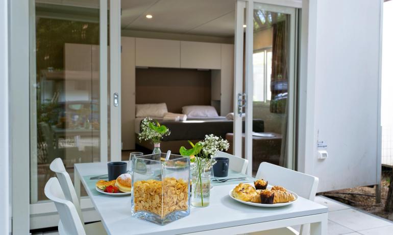 Colazione all'aperto, atmosfera serena con dolci e cereali.