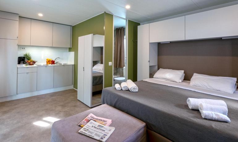 Camera moderna, luminosa, accogliente con letto matrimoniale e cucina attrezzata.