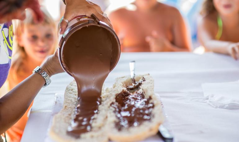 Una cascata di cioccolato su pane, occhi di bambini pieni di meraviglia.