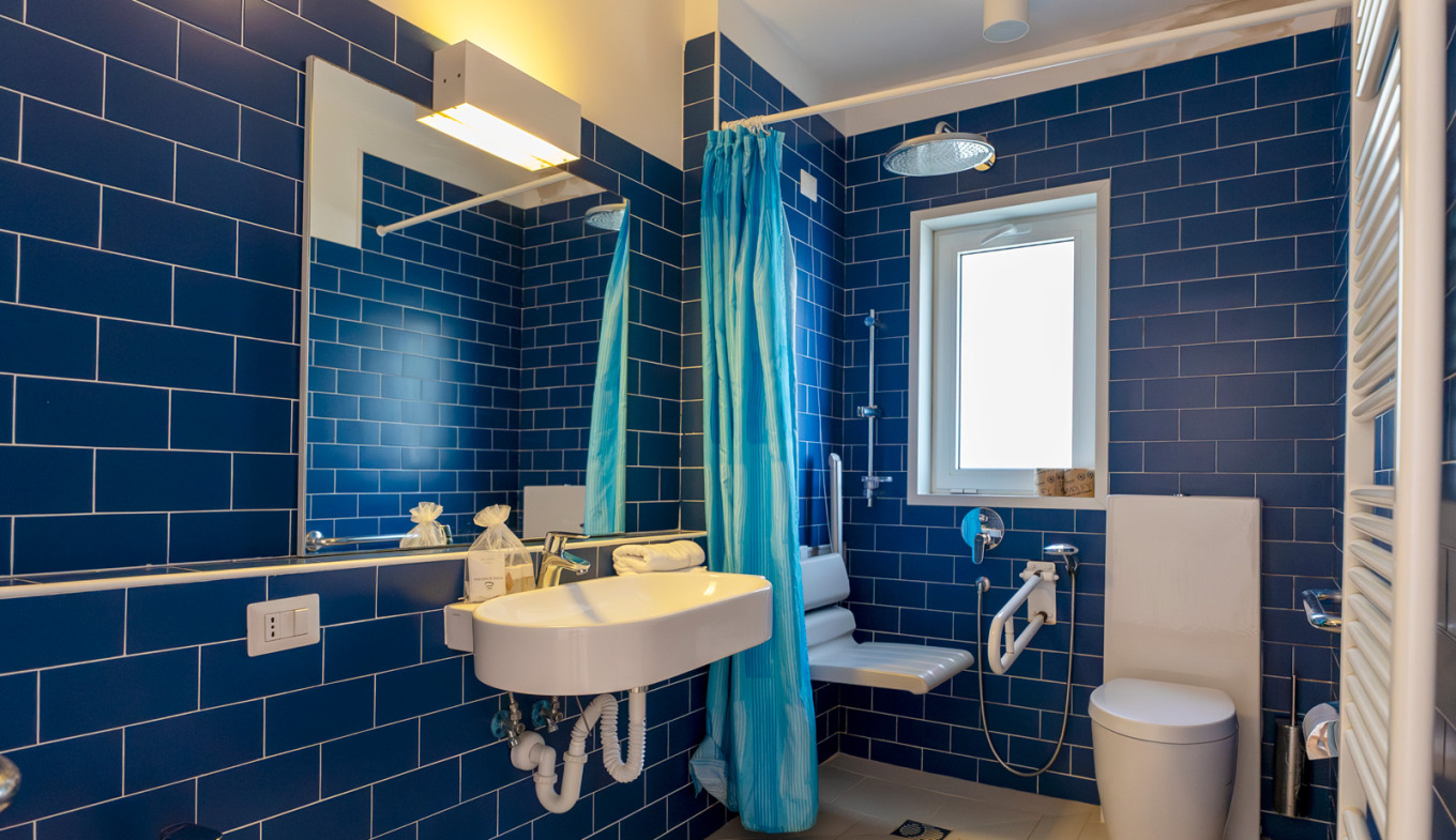 Modernes blaues Badezimmer, entspannende und einladende Atmosphäre.