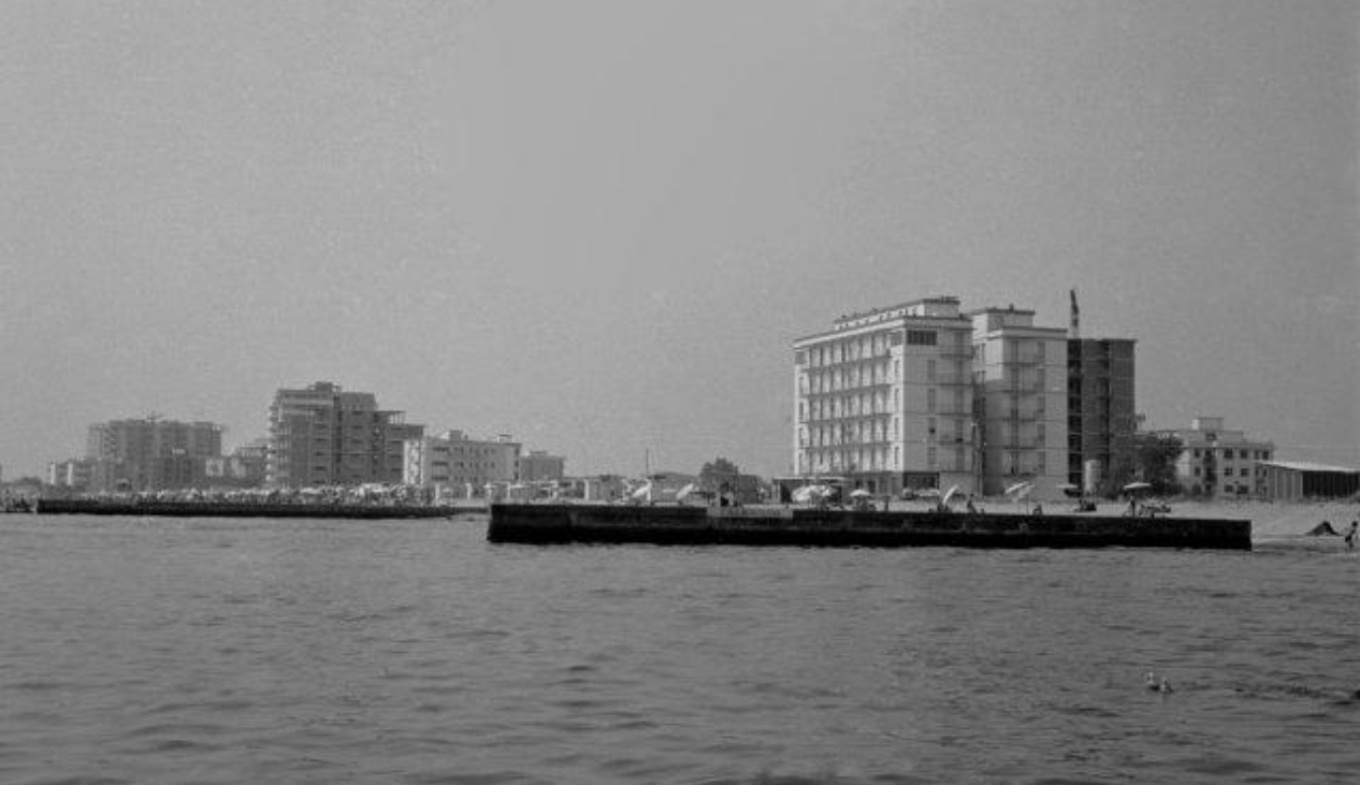 Edifici sul lungomare, atmosfera nostalgica e serena di un'epoca passata.