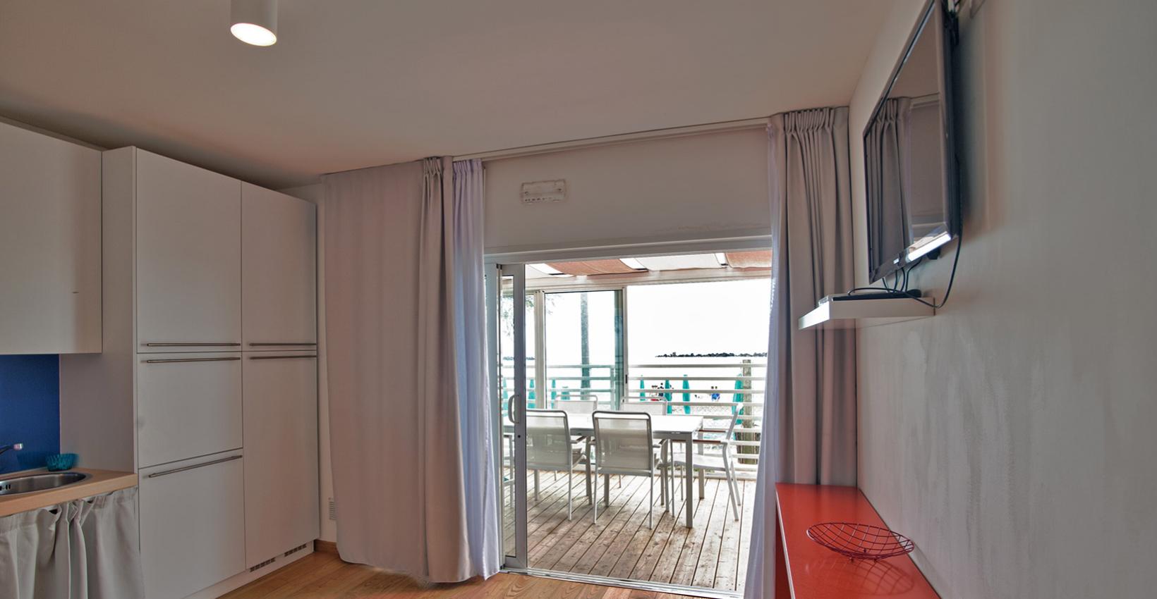 Soggiorno luminoso, vista mare, arredi moderni, atmosfera rilassante e accogliente.