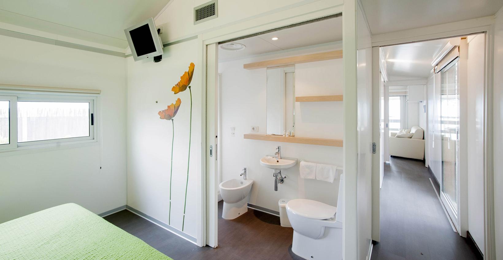 Interno moderno e luminoso, con bagno elegante e decorazioni floreali, trasmette serenità e comfort.