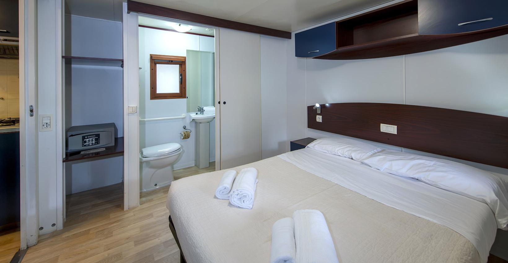 Camera accogliente e luminosa con letto matrimoniale e bagno privato, atmosfera rilassante.