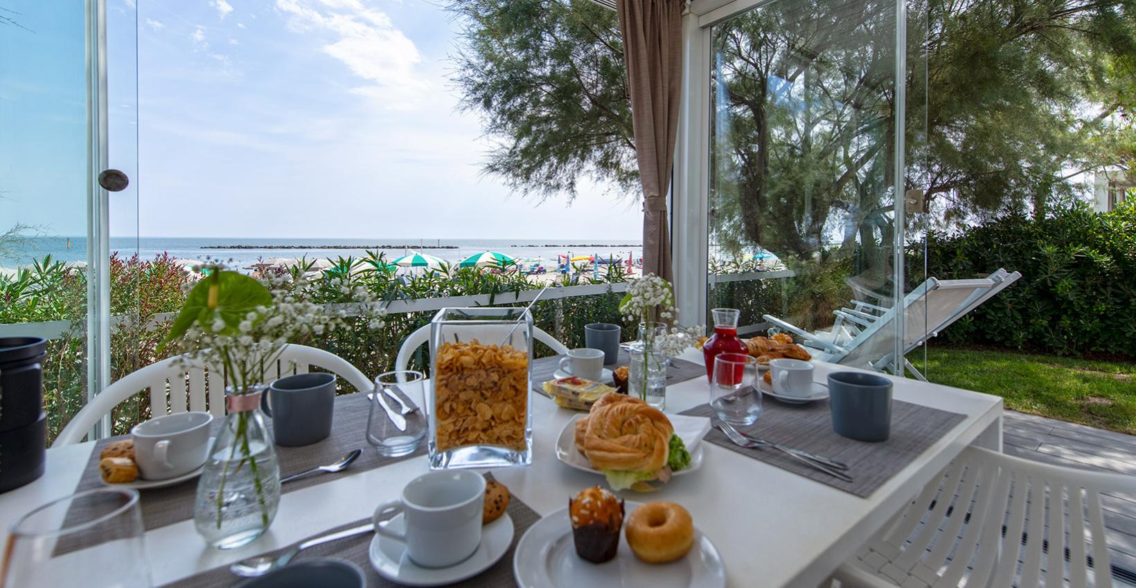 Colazione in veranda vista mare, sole, brezza marina, relax e delizie sulla tavola.