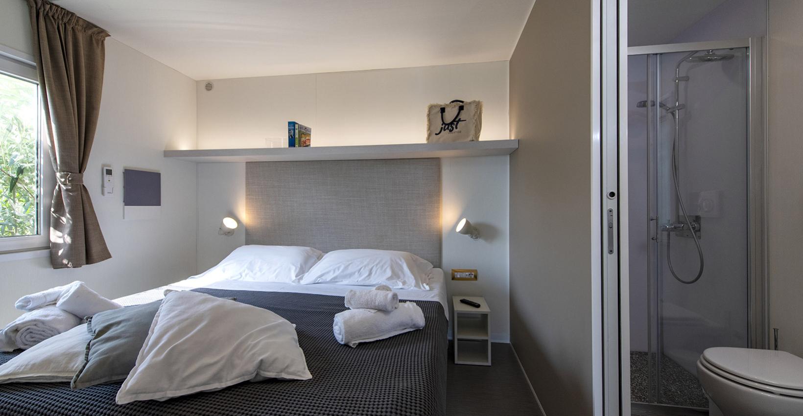 Camera moderna e accogliente, letto comodo, bagno privato, atmosfera calda e luminosa.