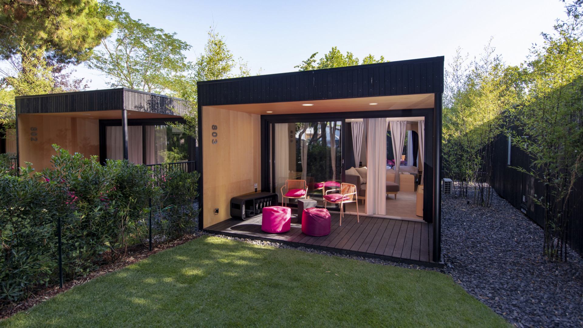 Elegante bungalow moderno immerso nel verde, con arredi vivaci e atmosfera serena.