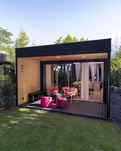 Eleganti bungalow moderni con terrazza, immersi nel verde, offrono relax e comfort.
