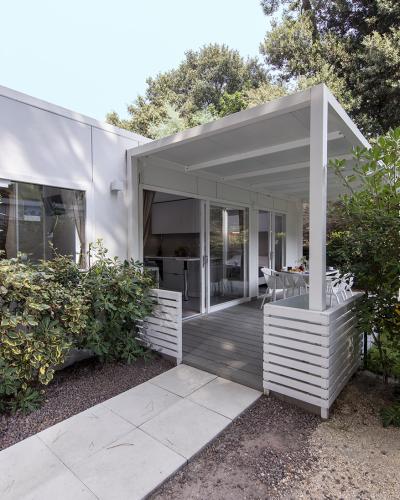 Veranda moderna, luminosa, immersa nel verde, invita a momenti di relax e convivialità.