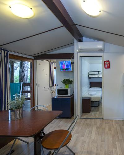 Interno accogliente di una casa mobile con cucina moderna e zona pranzo luminosa.