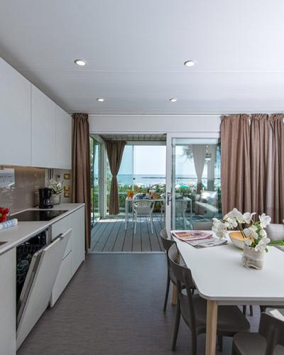 Cucina moderna luminosa, vista mare, atmosfera accogliente e rilassante, perfetta per momenti conviviali.