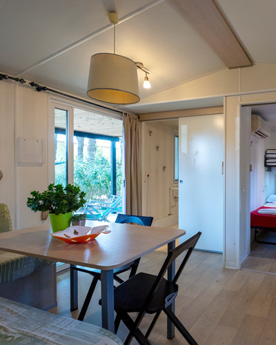 Accogliente casa mobile con arredi moderni, colori caldi, e luce naturale avvolgente.