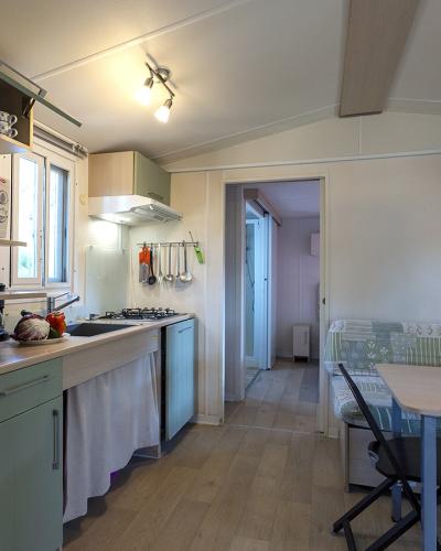 Cucina accogliente e luminosa, con dettagli moderni e un'atmosfera calda e familiare.