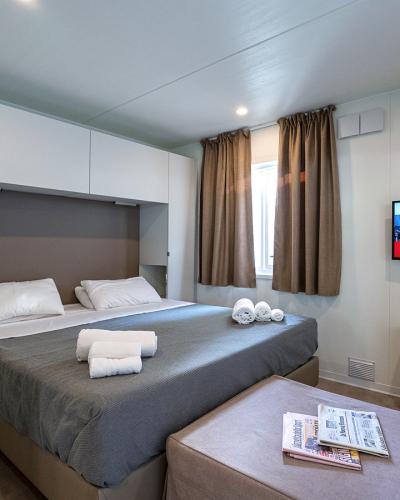 Camera moderna e accogliente, letto matrimoniale, TV, riviste, atmosfera rilassante e confortevole.