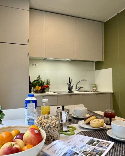 Cucina accogliente con colazione rustica: frutta, caffè, dolci e calore mattutino.