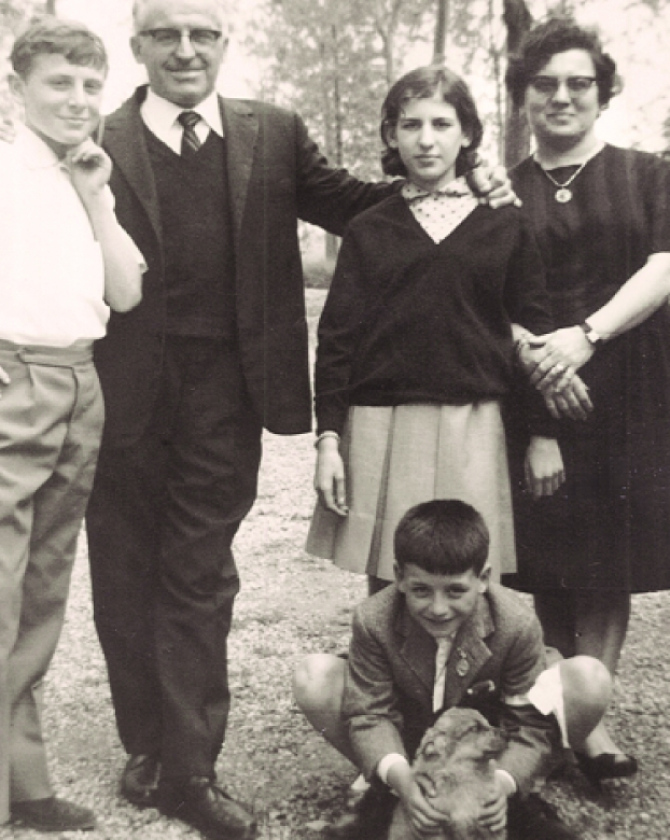Famiglia felice anni '60: sorrisi calorosi, abbracci affettuosi, atmosfera serena e nostalgica.